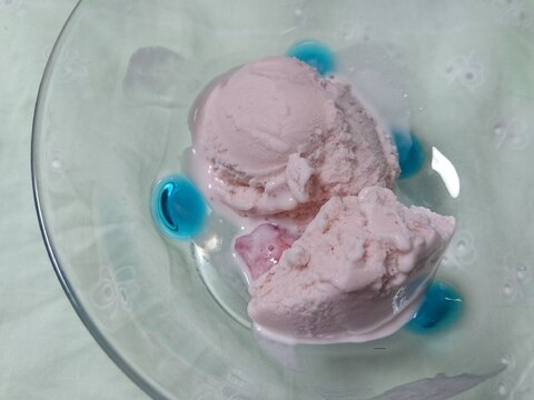 暑いときは苺をアイスクリームにして食べる♪